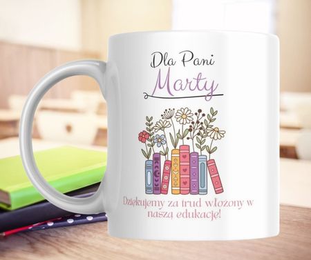 Personalizowany kubek dla nauczycielki z książkami i kwiatami – podziękowanie od klasy
